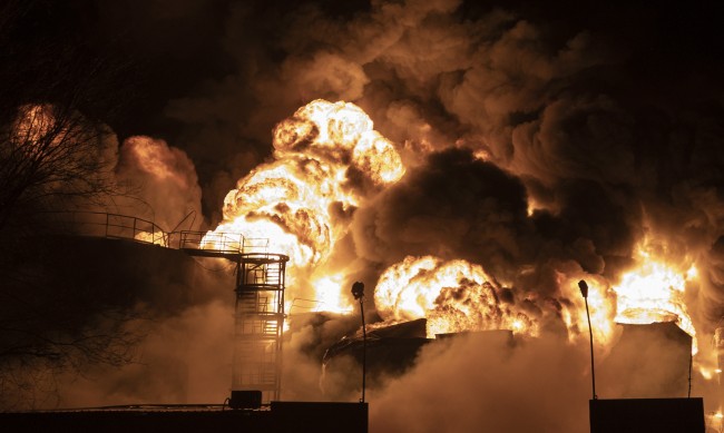 Пожар в руски стоманодобивен завод на годишнината от нахлуването в Украйна