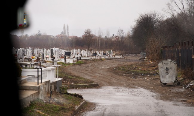 Гробищният парк в София станал ад - мръсен и занемарен