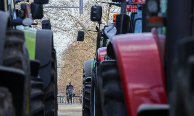 Полиция брани евродепутатите в Брюксел, фермерите пак настъпват 