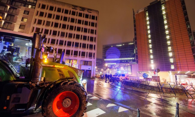 Безредици в Брюксел: Фермери запалиха гуми в центъра на белгийската столица 