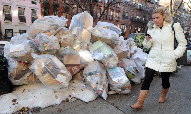 Край на торбите в Ню Йорк, вече ще събират боклука в контейнери