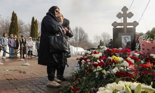 Майката на Навални занесе цветя на гроба на сина си 