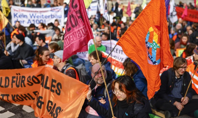 Екоактивисти нацапаха с оранжева боя канцлерството в Берлин