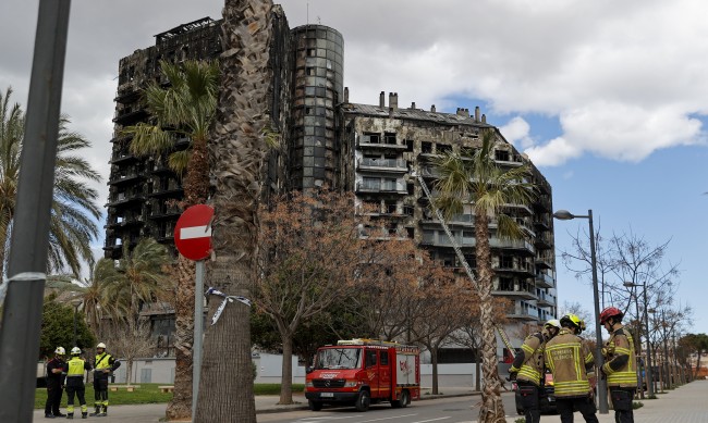 Три жертви на нов пожар във висок жилищен блок в Испания