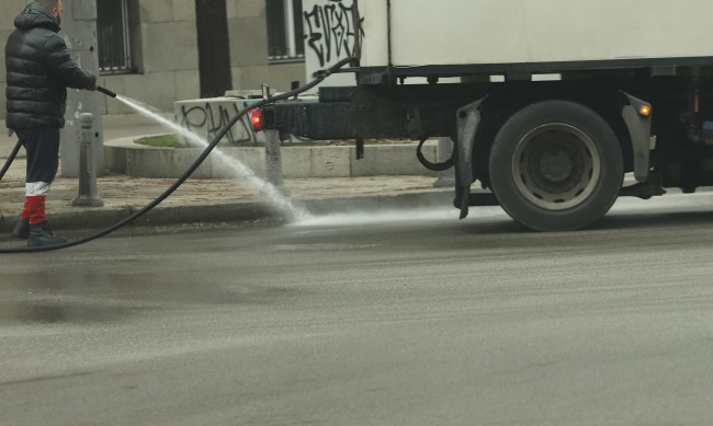 Терзиев възложи масово миене на улици и булеварди в София