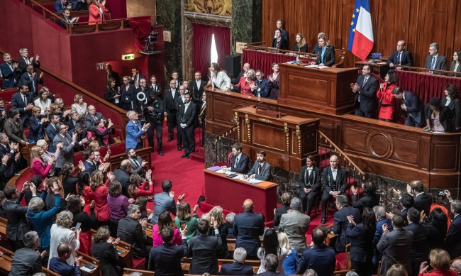 Франция стана първата страна, която вписва правото на аборт в конституцията си