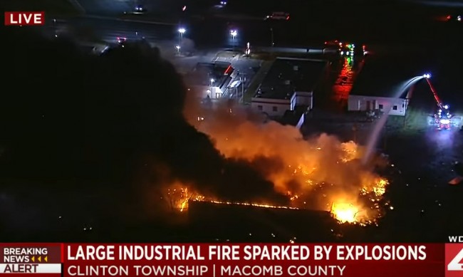 Стотици експлозии и пожар в промишлен обект край Детройт