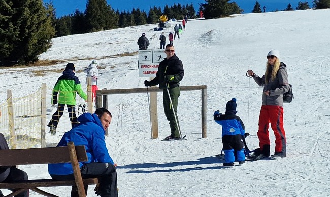 Пампорово закрива сезона със ски спускане по бански