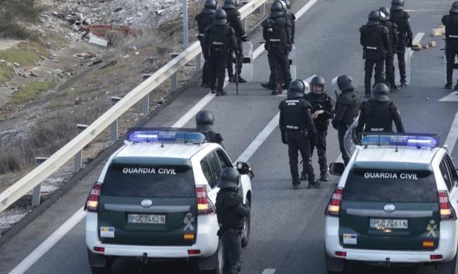 Камион се вряза в полицейски КПП в Испания, шестима загинаха