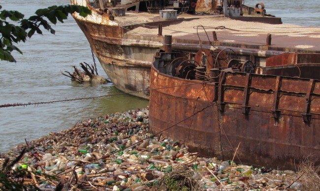 Тонове пластмаса се носят във водите на Дунав