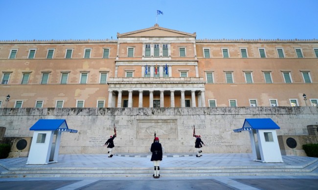Правителството на Гърция оцеля при вот на недоверие 