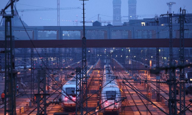 Пътник спря влак в Германия, излагайки на риск живота си