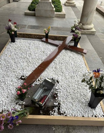 Поруган е гробът на Българския патриарх Неофит 