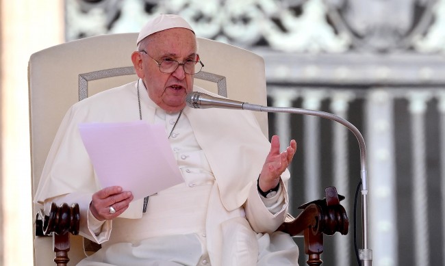 Папата призова за освобождаване на военнопленниците 