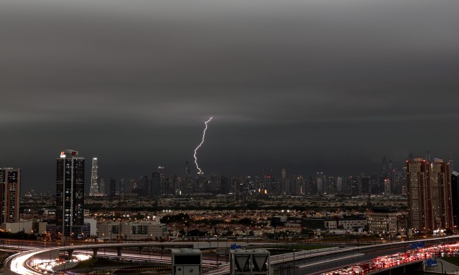 "Засяването на облаци" ли доведе до най-силните валежи в Дубай досега?