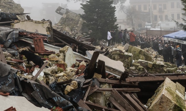 Има срутени сгради след труса в Турция