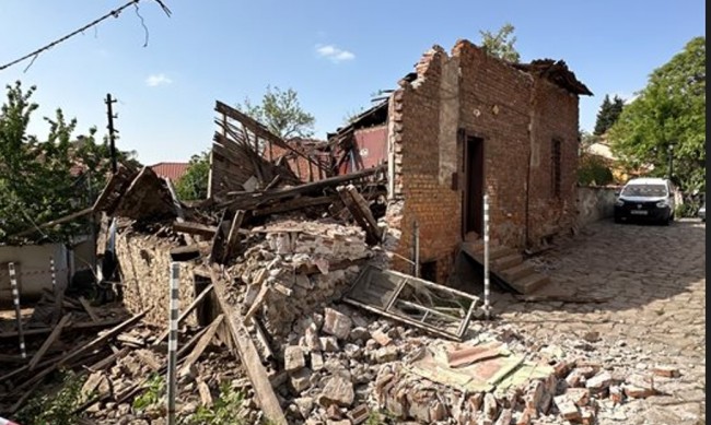 Рухна къща в Пловдив, съседи помислили, че е земетресение