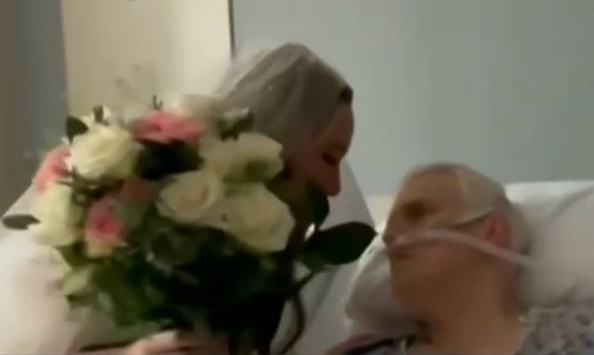 Дъщеря се ожени в болницата заради тежкоболния си баща