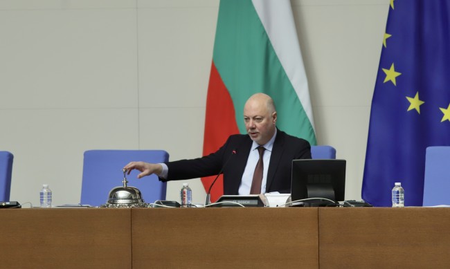 Падането на Росен Желязков е факт, 129 депутати го свалиха от шефското място на НС