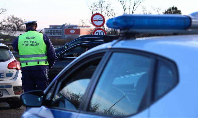Спипаха 12 нелегални мигранти в кола на входа на София