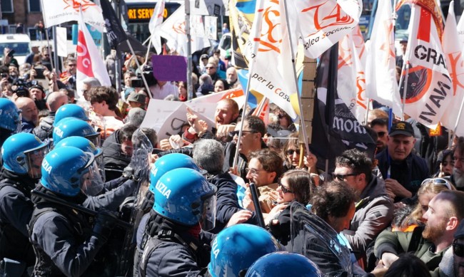 Масови протести във Венеция, стигна се и до сблъсъци с полицията 