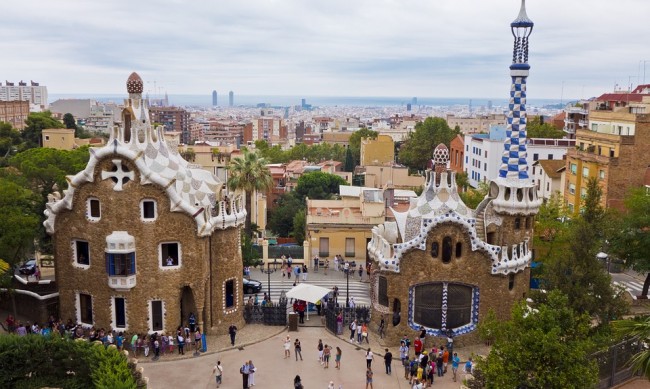 И Барселона с мерки за туристите, скри автобуса до парка Гюел на Гауди