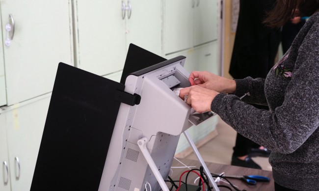 Екзакта: При избори днес ГЕРБ води на ПП-ДБ с близо 10%, 6 партии в парламентарни
