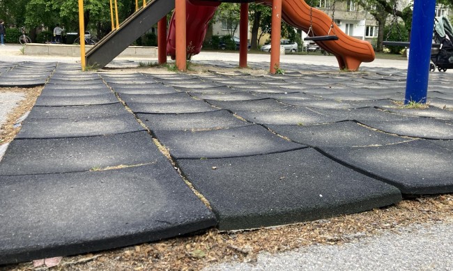 Детски площадки: Нарязани катерушки, кал, тук деца вече не играят