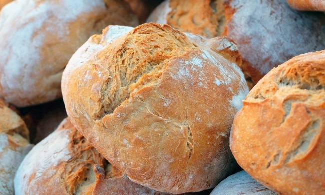 При големите производители на хляб надценката била над 30%