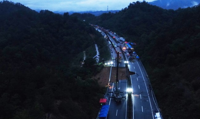 36 души са загинали при срутване на магистрала в Южен Китай
