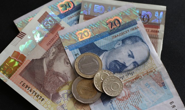 Българите използват все повече пари в брой