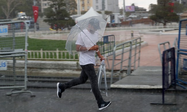 Двудневен проливен дъжд причини наводнения в Анкара