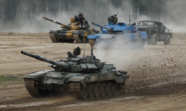 Русия прехвърля две дивизии на изток за атака преди да дойде US-оръжието 