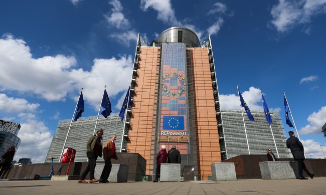ЕК продава офиси за 900 млн. евро, чиновниците ще работят от вкъщи