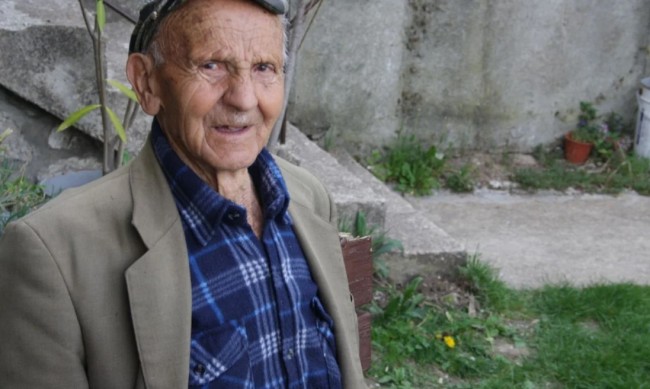 100-годишният данъкоплатец бай Димитър чака Спецов да го награди