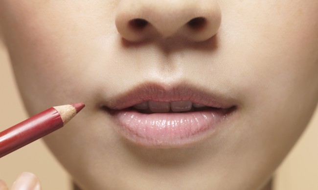 Рита Ора и Никол Шерцингер връщат на мода молива за устни 