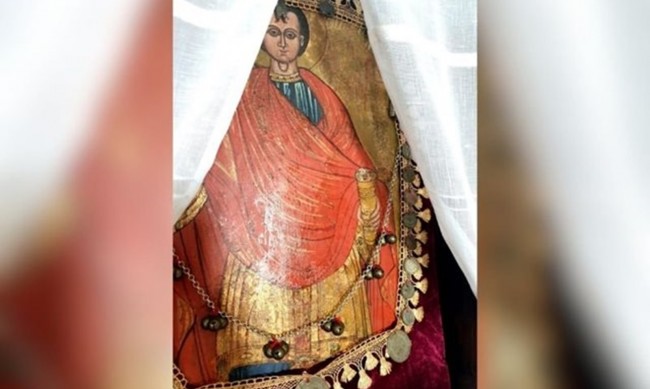 Чудо навръх Великден: Миро потече от икона в село край Царево 