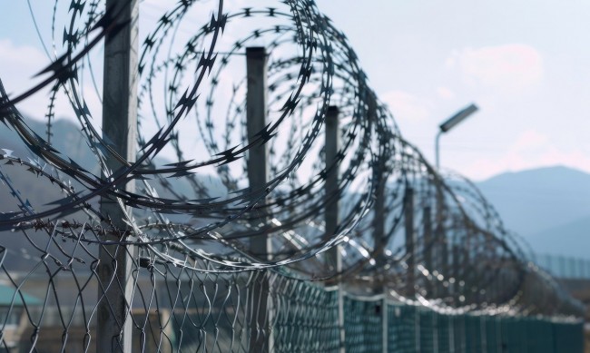 Затворник избяга в София, въоръжен и опасен е