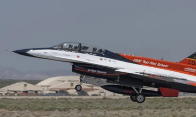 Изкуствен интелект пилотира F-16 