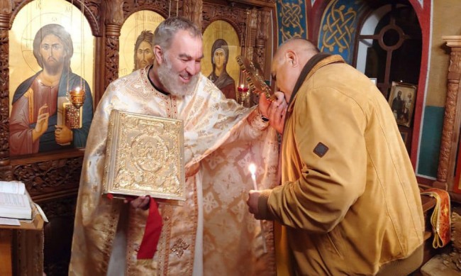 Борисов прие благодатния огън в храма 