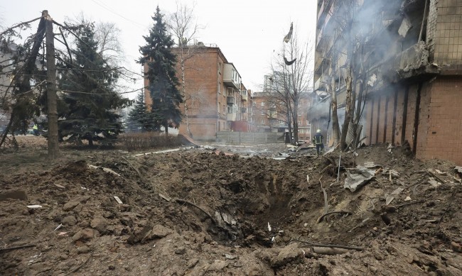 Двама убити и 16 ранени при нови руски удари в Украйна