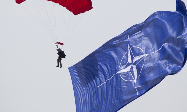 НАТО определи две червени линии и заплаши да се намеси пряко във войната