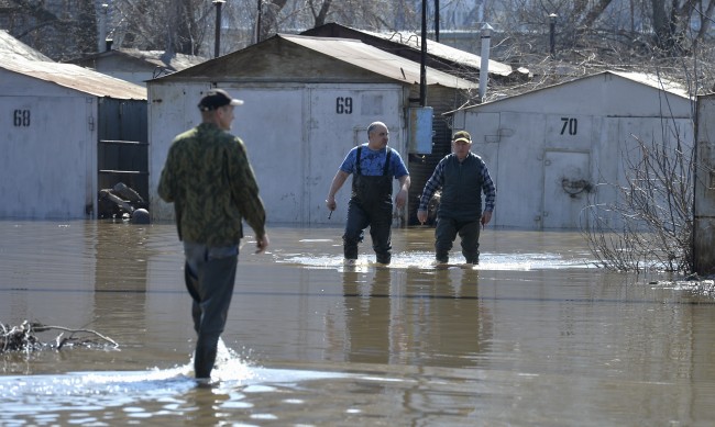 След големите наводнения в Русия: Водата се оттича, радиацията - не?