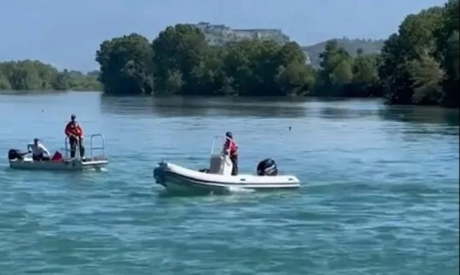 Жена и трите й деца се хвърлиха от мост в Албания