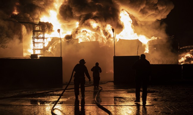 Киев удари нефтена база в контролирания от Русия украински град Луганск