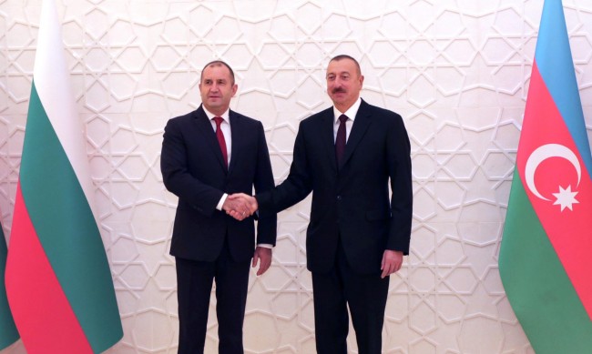 Посрещнаха Радев с церемония в Азербайджан