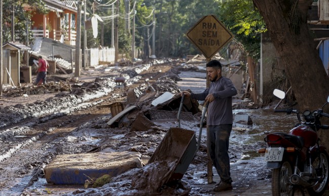 100 жертви на наводненията в Бразилия, издирват още 130