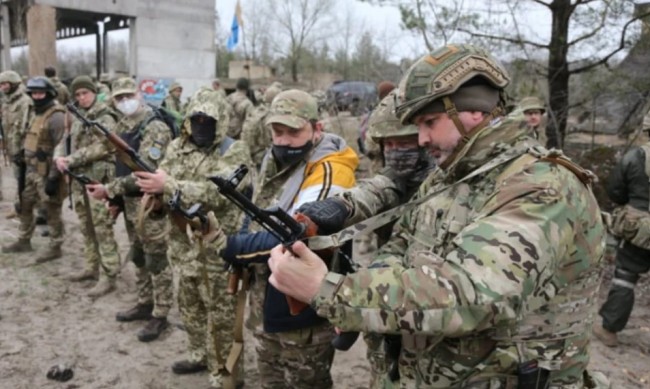 Украйна пуска затворници в армията, без убийци и наркомани