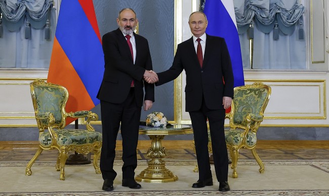 Путин се съгласи да изтегли руски войски от части на Армения 