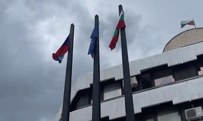 Екшън в Дупница: Кмет издигна руското знаме, свалиха го, той пак го издигна
